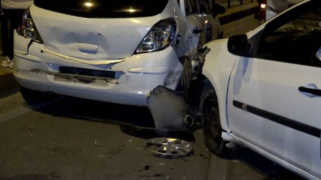 Antalya’da 6 Araç Birbirine Girdi! Kilitlenen Kavşak Trafiğe Kapandı 2